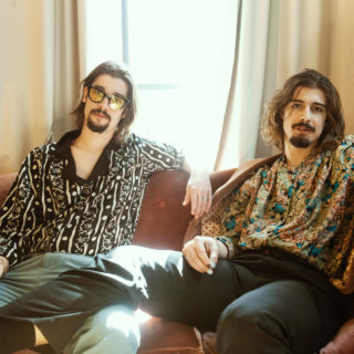 Οι Pink Vanity πιστεύουν ότι στην Ελλάδα έχουμε μπλέξει το γκλίτερ με τη σεξουαλική προτίμηση