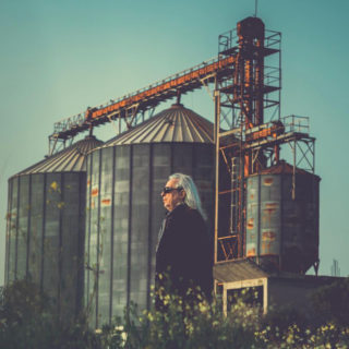 Όταν ο Γιάννης Αγγελάκας έχει κέφια, κάποιοι κοιμούνται ανήσυχα