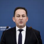 Πέτσας: «Όποιος αρνείται να προσαρμοστεί, δυστυχώς πεθαίνει» [ΒΙΝΤΕΟ]