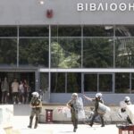 Φοιτητές και καθηγητές στις πύλες των πανεπιστημίων για να μην μπει η πανεπιστημιακή αστυνομία