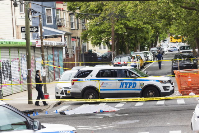 Νέα Υόρκη: 20χρονη σκοτώθηκε με σφαίρα στο κεφάλι ενώ έσπρωχνε το καροτσάκι του μωρού της στο δρόμο