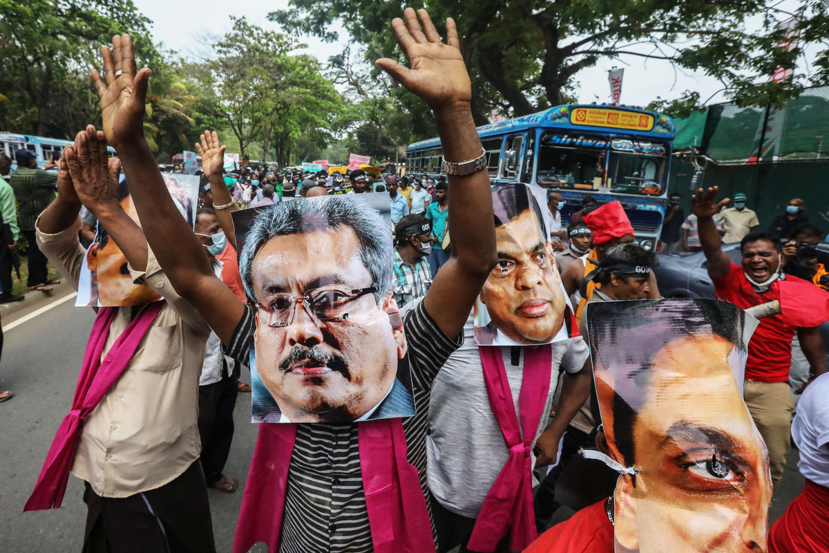 Υποστηρικτές της συμμαχίας του αντιπολιτευόμενου κόμματος της Σρι Λάνκα, του Samagi Jana Balawegaya (Ηνωμένη Λαϊκή Εξουσία) με μάσκες του Προέδρου Gotabaya Rajapaksa και του υπουργού Οικονομικών Basil Rajapaksa κατευθύνονται προς το συγκρότημα της Προεδρικής Γραμματείας. Σρι Λάνκα, 15 Μαρτίου 2022.