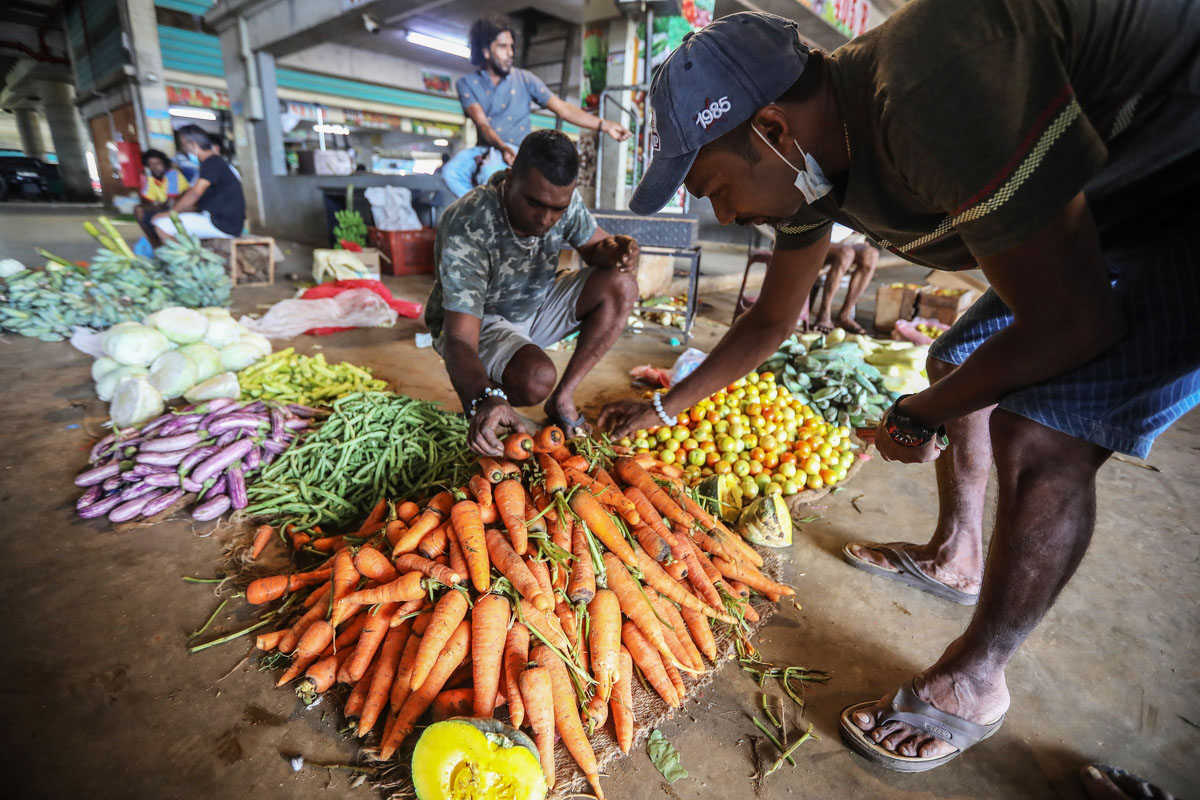 Η Σρι Λάνκα αντιμετωπίζει τη χειρότερη οικονομική κρίση των τελευταίων δεκαετιών λόγω της έλλειψης συναλλαγματικών αποθεμάτων, με αποτέλεσμα σοβαρές ελλείψεις σε τρόφιμα, καύσιμα, φάρμακα και εισαγόμενα αγαθά.