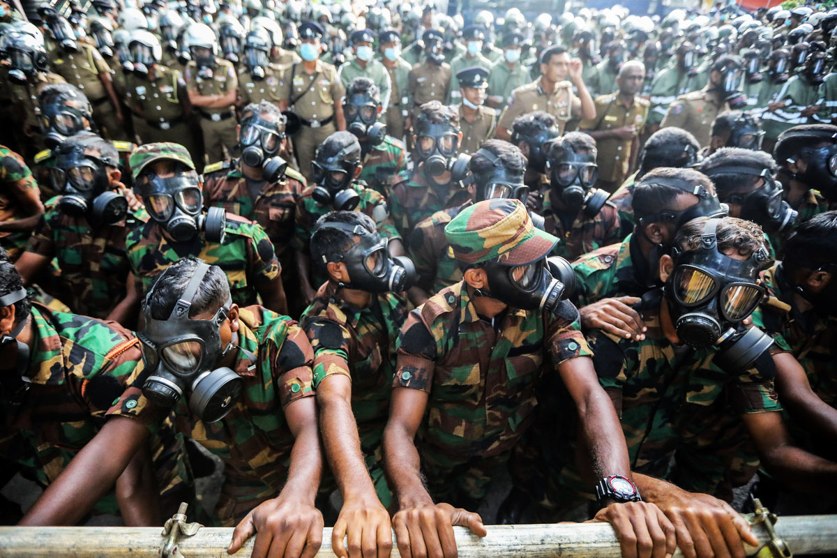 Δυνάμεις ασφαλείας φρουρούν αστυνομικό οδόφραγμα κοντά στο σπίτι του Προέδρου στο Κολόμπο της Σρι Λάνκα, 28 Μαΐου 2022. Χιλιάδες διαδηλωτές πραγματοποιούν πορεία διαμαρτυρίας ζητώντας την παραίτηση του προέδρου για την αποτυχία αντιμετώπισης της οικονομικής κρίσης. 