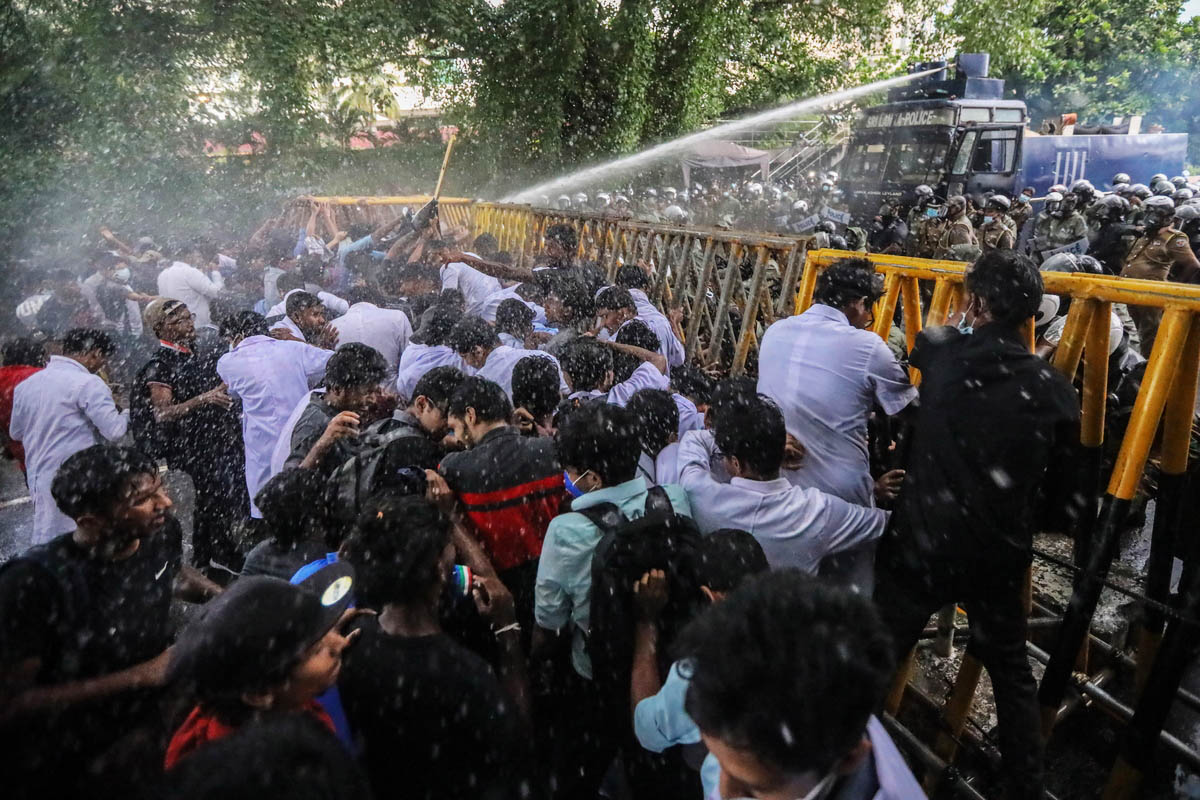 29 Μαΐου 2022. Οι δυνάμεις ασφαλείας χρησιμοποιούν δακρυγόνα και κανόνια νερού για να διαλύσουν αντικυβερνητική διαμαρτυρία, κοντά στο σπίτι του Προέδρου.