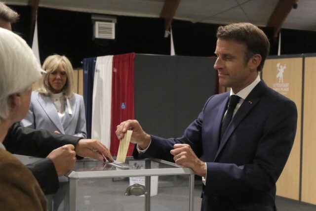 Βουλευτικές εκλογές στη Γαλλία: Ο Μακρόν χάνει την απόλυτη πλειοψηφία