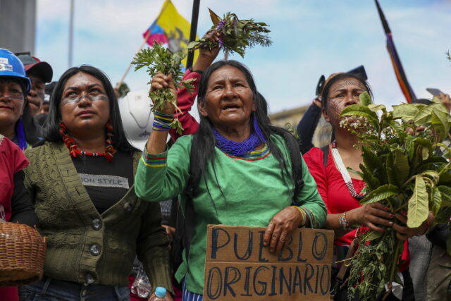 Διαδηλώσεις στον Ισημερινό: Ο πρόεδρος της χώρας ανακοινώνει μικρή μείωση των τιμών των καυσίμων