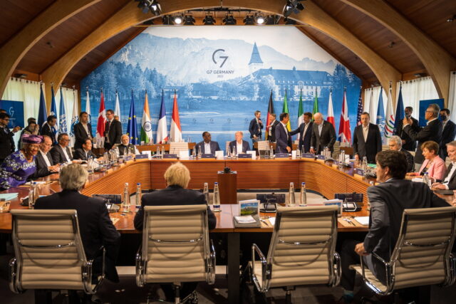 Οι ηγέτες της G7 μελετούν την επιβολή πλαφόν στις τιμές ρωσικού πετρελαίου και αερίου