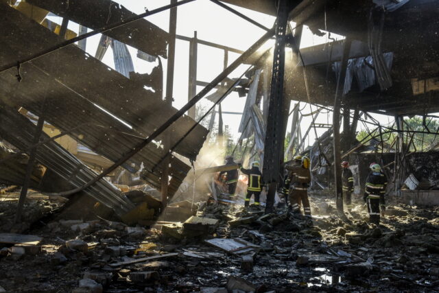 Ουκρανία: «Έγκλημα πολέμου» για την G7 το πυραυλικό πλήγμα σε εμπορικό κέντρο στην Κρεμεντσούκ