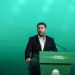 ΠΑΣΟΚ-ΚΙΝΑΛ: «Γιατί ο Χατζηδάκης δεν περνά και ο ίδιος να ενημερωθεί, όπως επίμονα καλούσε το Μέγαρο Μαξίμου τον Ανδρουλάκη;»