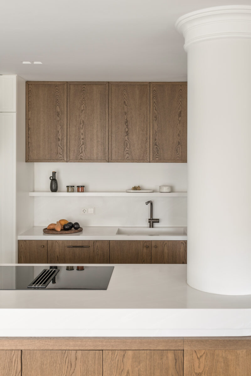 Μια κυκλική κολόνα χωρίζει και συνδέει την κουζίνα με την τραπεζαρία, ενθαρρύνοντας την απρόσκοπτη ροή στον χώρο.