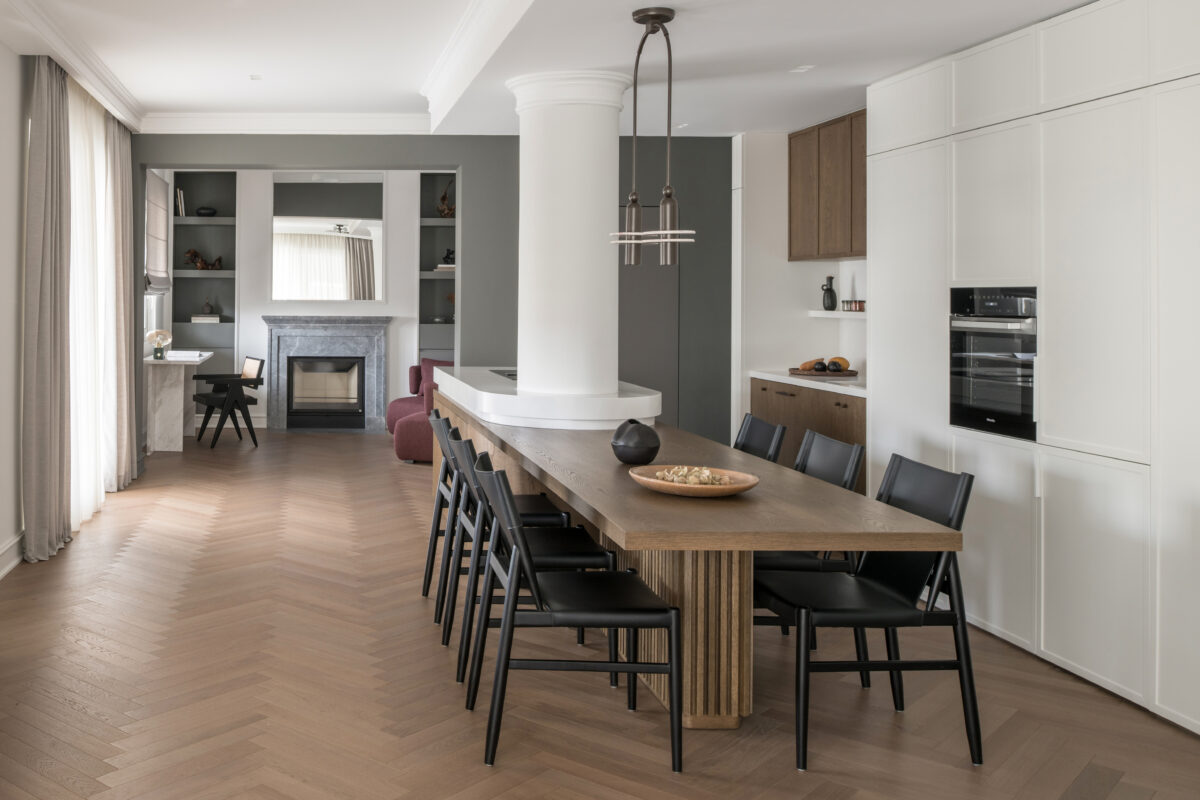 Δύο διαμερίσματα των 60s ενώνονται σε ένα και αποκτούν ξεχωριστό σκανδιναβικό στυλ