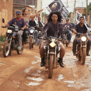 Ξερή γη που φλέγεται: Μια εκρηκτική ιστορία στη Βραζιλία μεταξύ γουέστερν και queer μανιφέστου