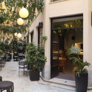 Psyche: Το νέο wine bar του κέντρου κρύβεται σε μια καταπράσινη στοά