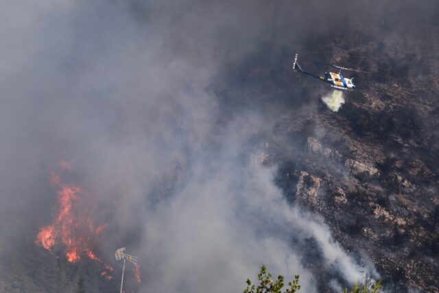 Στα 4.322 στρέμματα ανέρχεται η καμένη έκταση από τη φωτιά σε Γλυφάδα και Βούλα