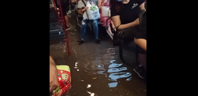 Κακοκαιρία: Πλημμύρισε λεωφορείο στη Θεσσαλονίκη [ΒΙΝΤΕΟ]