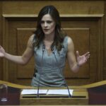 Η Έφη Αχτσιόγλου απαντά σε εκείνους που σχολίασαν την εμφάνισή της: «Δεν έχουν δει εργαζόμενη μητέρα»