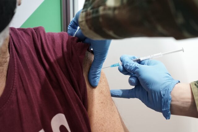 Πλεύρης: Από αρχές Οκτωβρίου τα εμβόλια κατά των μεταλλάξεων του κορωνοϊού Ο4 και Ο5