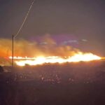 Μάχη με τις φλόγες δίνουν οι κάτοικοι στην Πάρο