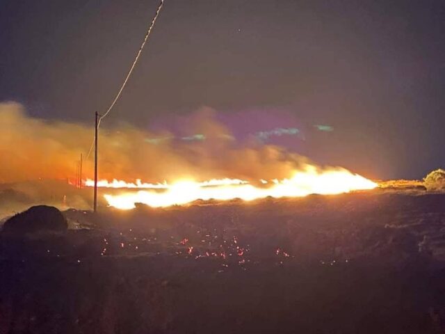 Μάχη με τις φλόγες δίνουν οι κάτοικοι στην Πάρο