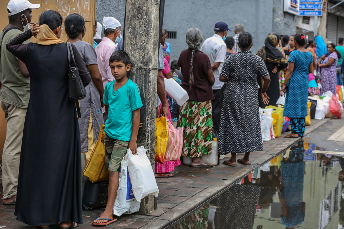 Άνθρωποι περιμένουν να αγοράσουν καύσιμα σε ένα βενζινάδικο εν μέσω έλλειψης καυσίμων στο Κολόμπο της Σρι Λάνκα, 24 Μαΐου 2022.