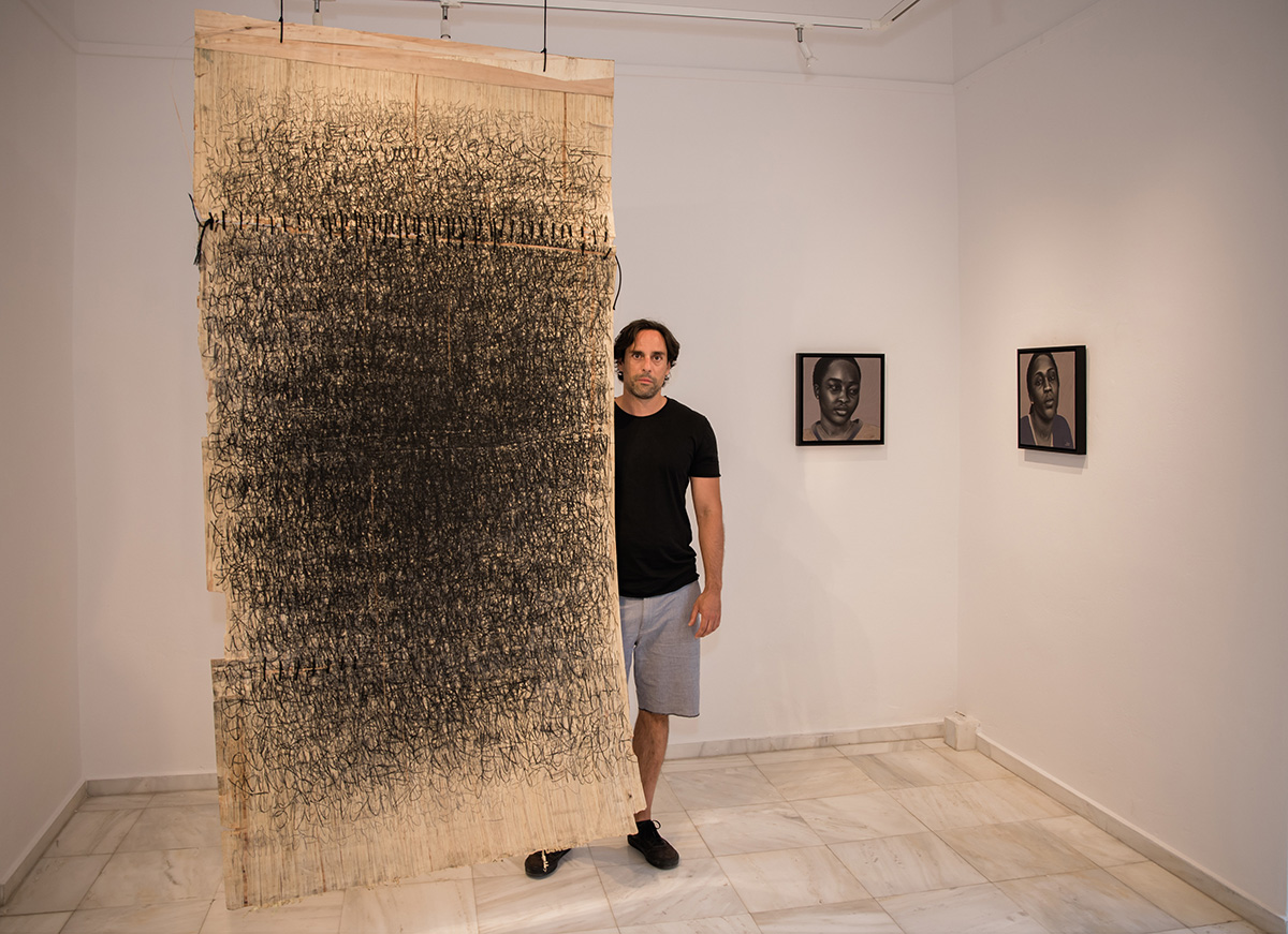 Πάνος Φάμελης δίπλα στο έργο του silencer (draft 2/ the roar)