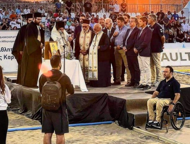 Σκοταδιστικές εικόνες ντροπής: Ιερείς στην εξέδρα και ο πρόεδρος της Παραολυμπιακής Επιτροπής μόνος στο αμαξίδιο από κάτω