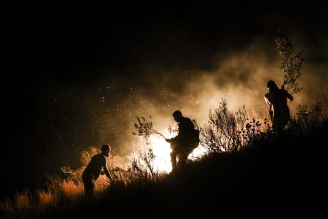 Άμφισσα: Ολονύχτια μάχη των πυροσβεστικών δυνάμεων για τον περιορισμό των πυρκαγιών