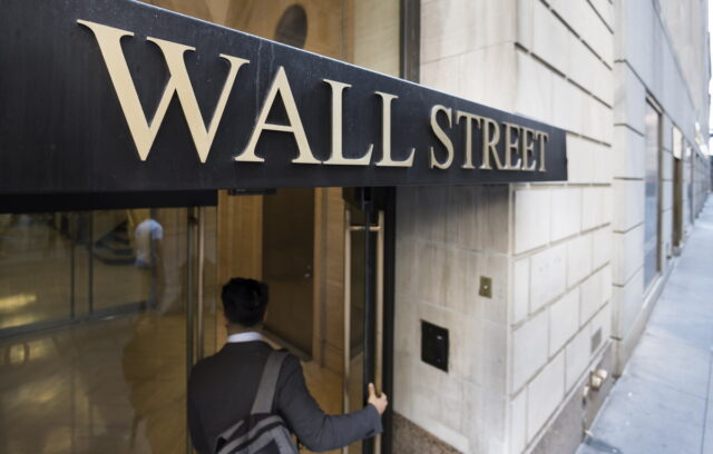 Η Wall Street κλείνει στο «κόκκινο» το χειρότερό της εξάμηνο από το 1970