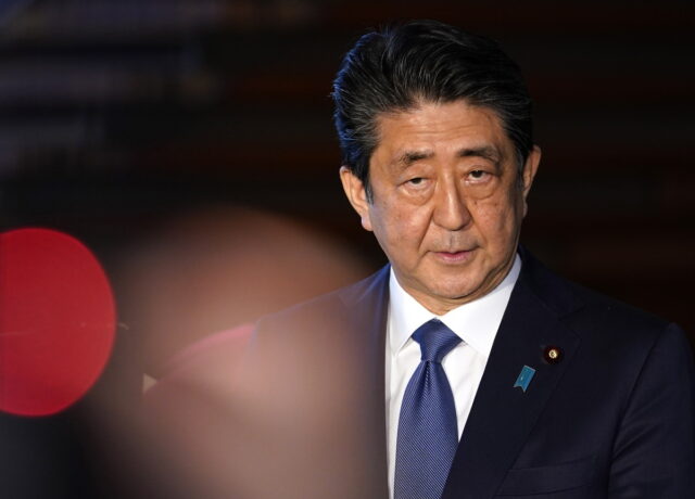 Πυροβόλησαν πισώπλατα τον πρώην πρωθυπουργό της Ιαπωνίας