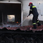 Φωτιά στα Μέγαρα: Το συγκινητικό σημείωμα που άφησαν πυροσβέστες σε πολίτη που καιγόταν το σπίτι του