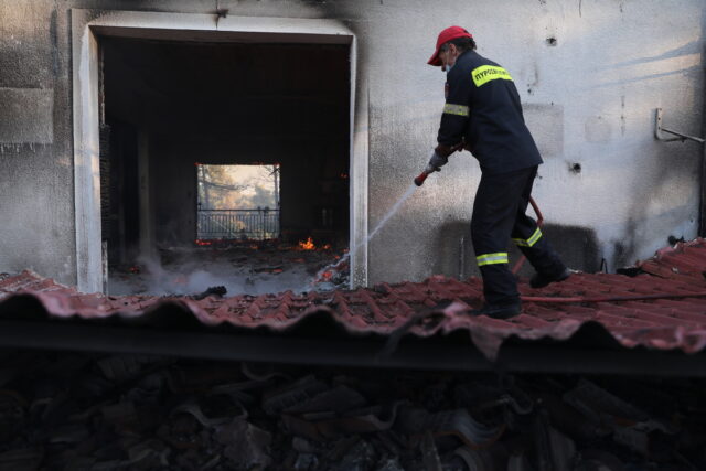 Φωτιά στα Μέγαρα: Το συγκινητικό σημείωμα που άφησαν πυροσβέστες σε πολίτη που καιγόταν το σπίτι του