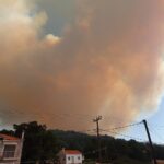 Εκτός ελέγχου η φωτιά στη Λέσβο – Οι φλόγες έφτασαν στα πρώτα σπίτια