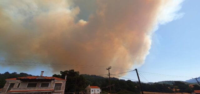 Εκτός ελέγχου η φωτιά στη Λέσβο – Οι φλόγες έφτασαν στα πρώτα σπίτια