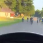 ΗΠΑ – σοκαριστικές εικόνες: Οδηγός στο Μισισίπι προσπαθεί να χτυπήσει με το όχημα μαύρα παιδιά