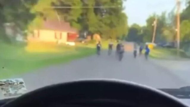 ΗΠΑ – σοκαριστικές εικόνες: Οδηγός στο Μισισίπι προσπαθεί να χτυπήσει με το όχημα μαύρα παιδιά
