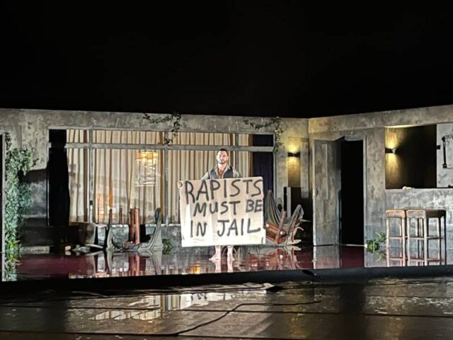 «Οι βιαστές πρέπει να είναι στη φυλακή»: Πανό για την καταδίκη Λιγνάδη στο Διεθνές Φεστιβάλ Χορού Καλαμάτας