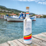 Ούζο Πλωμαρίου, παραδοσιακά ξύλινα καΐκια και δύο τέχνες που ενώνονται