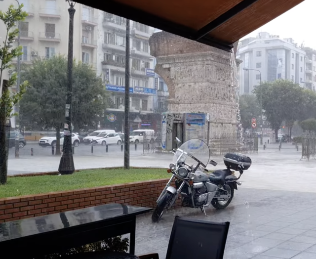 Κακοκαιρία: Ποτάμια οι δρόμοι στην Θεσσαλονίκη  [ΒΙΝΤΕΟ]