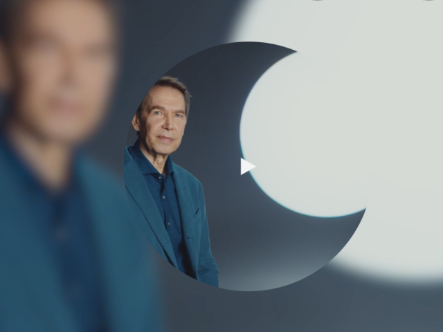 Ο Jeff Koons θα στείλει έργο του στο φεγγάρι σε μερικούς μήνες. Μας το είπε ο ίδιος