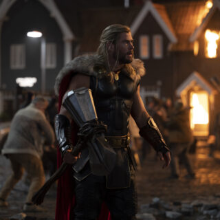 Στο Thor: Love and Thunder, η πλάκα συνυπάρχει αδέξια με την τραγωδία