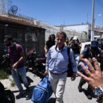 Παρέμβαση του «Ρουβίκωνα» έξω από το σπίτι του Λιγνάδη [ΒΙΝΤΕΟ]