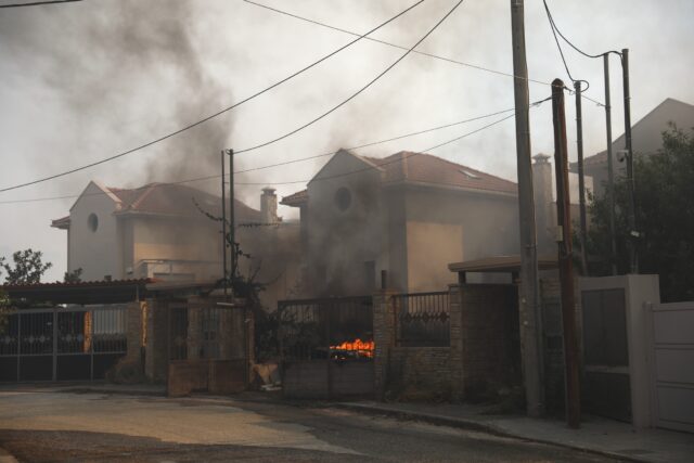 Φωτιά Πεντέλη: Στις φλόγες παραδόθηκαν σπίτια σε Ντράφι, Παλλήνη, Ανθούσα και Διώνη
