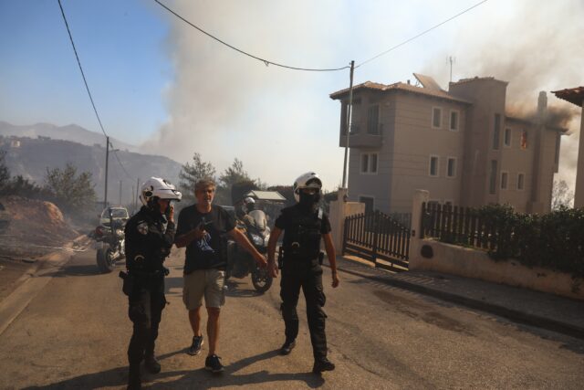 Πολίτης ξεσπά για τις πυρκαγιές: «Πιο πολλοί οι δημοσιογράφοι και οι μπάτσoι από τους πυροσβέστες» [ΒΙΝΤΕΟ]