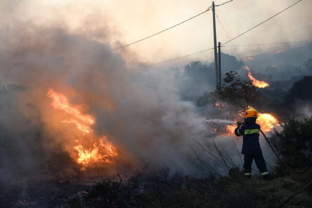 Οργή στο Twitter για την πυρκαγιά στην Πεντέλη