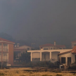 Μυτιλήνη: Συνεχίζεται η μάχη πυροσβεστών και εθελοντών για τον έλεγχο της μεγάλης πυρκαγιάς στη νότια Λέσβο