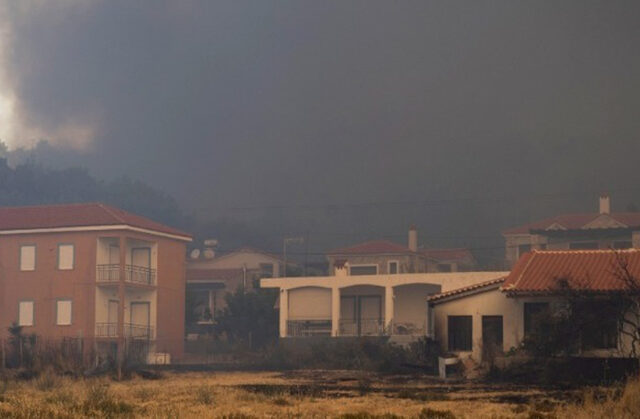 Μυτιλήνη: Συνεχίζεται η μάχη πυροσβεστών και εθελοντών για τον έλεγχο της μεγάλης πυρκαγιάς στη νότια Λέσβο