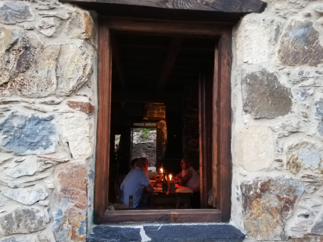 Αν βρεθείτε στο μεσαιωνικό χωριό Μηλιά Χανίων, θα δειπνήσετε υπό το φως των κεριών