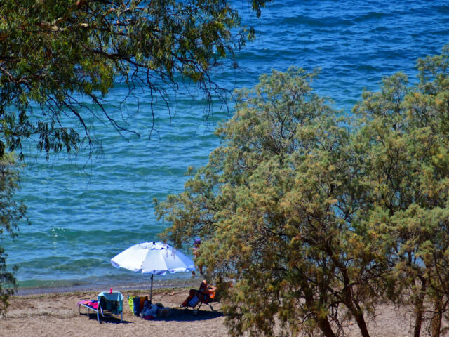 Οι 12 παραλίες που απαγορεύεται το κολύμπι στην Αττική