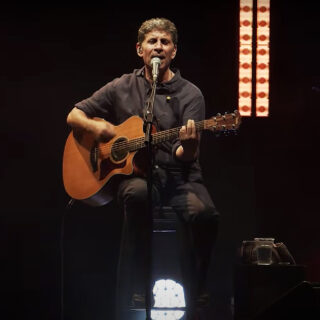 Νέα παρέμβαση και πανό για Λιγνάδη και Μιχαηλίδη σε συναυλία του Σωκράτη Μάλαμα